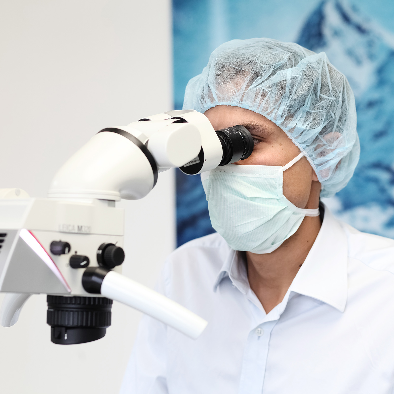 Dr. Michael Vogeler beim mikrochirurgischen Eingriff